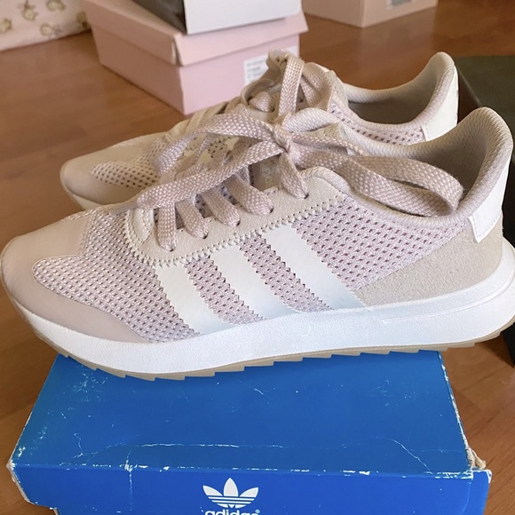 adidas Shoes - Adidas Flashback W